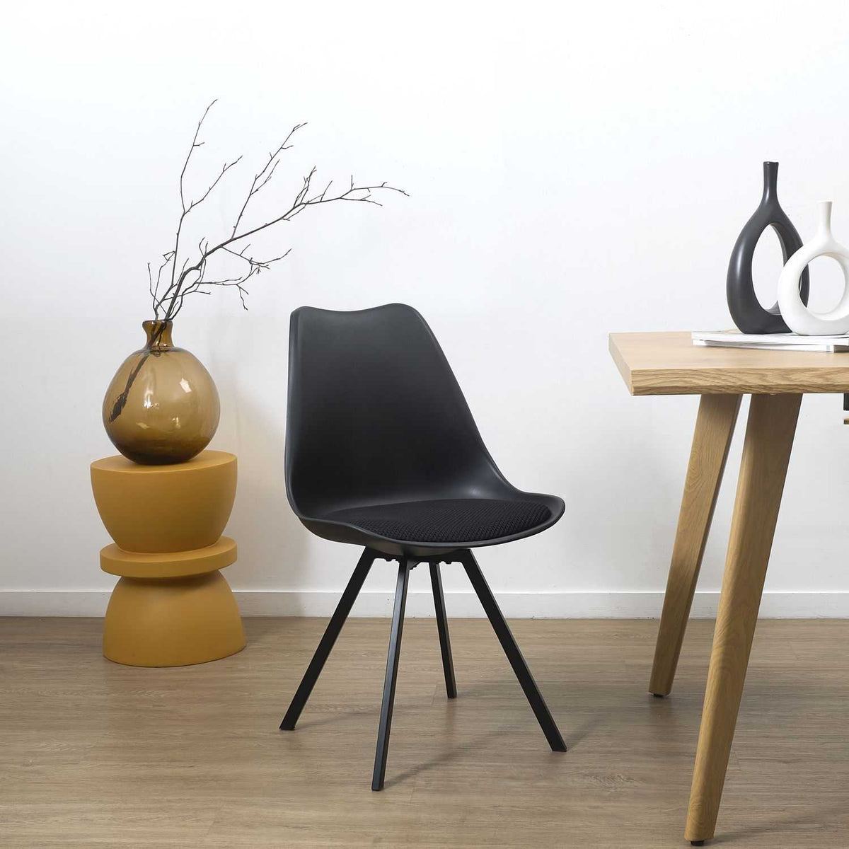 CHAISE AVEC COUSSIN ATOME NOIR