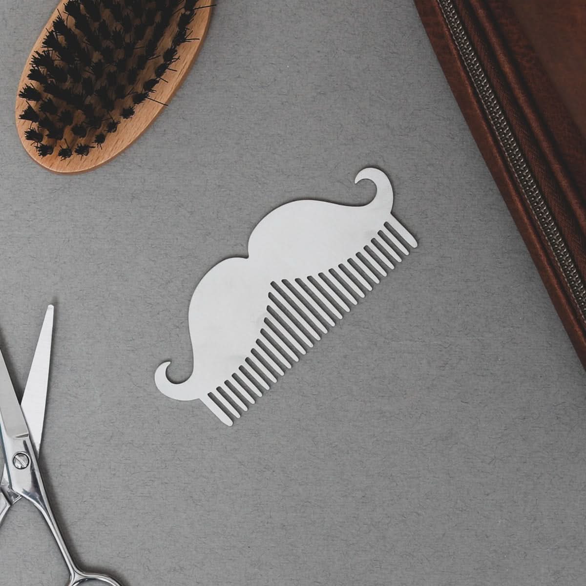PEIGNE MOUSTACHE